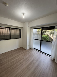 【居間・リビング】 | ライオンズマンション東川口第2 | こちらは洋室５．５帖の洋室になります！