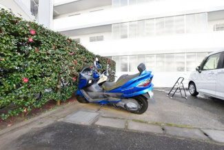 【駐車場】 | バイク置き場。空き区画の有無や駐輪料金、サイズおよび排気量規定などについては、改めてお問い合わせください。～即日のご見学可能～　お問合せはお気軽にどうぞ。
