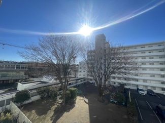 【展望】 | 眼前に広がる空の雄大さと、このお部屋の自慢の一つである「眺望」をご覧ください。毎日、この景色を独り占めできる新生活に夢が広がります。～即日のご見学可能～　お問合せはお気軽にどうぞ。
