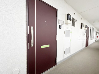 【その他共用部分】 | 皆様をお迎えする、お部屋の玄関ドア。開けやすさや開放角度、ドアノブの操作しやすさや鍵の形状などを、現地で一度ご確認ください。～即日のご見学可能～　お問合せはお気軽にどうぞ。
