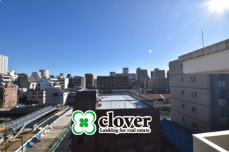 【展望】 | 眼前に広がる空の雄大さと、このお部屋の自慢の一つである「眺望」をご覧ください。毎日、この景色を独り占めできる新生活に夢が広がります。～即日のご見学可能～　お問合せはお気軽にどうぞ。

