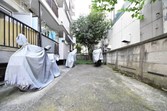【駐車場】 | バイク置き場。空き区画の有無や駐輪料金、サイズおよび排気量規定などについては、改めてお問い合わせください。～即日のご見学可能～　お問合せはお気軽にどうぞ。