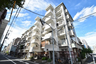 【外観】 | 青空によく映える建物です。手入れの行き届いた外壁やマンション正面エントランスなど、綺麗な姿をぜひ一度、現地にてご覧ください。～即日のご見学可能～　お問合せはお気軽にどうぞ。