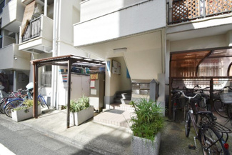 【エントランス】 | お客様を、そして住人を出迎えてくれるマンションのエントランス。ゴミが落ちていないことからも、管理状態の良さや住民の節度の高さが見て取れます。～即日のご見学可能～　お問合せはお気軽にどうぞ。