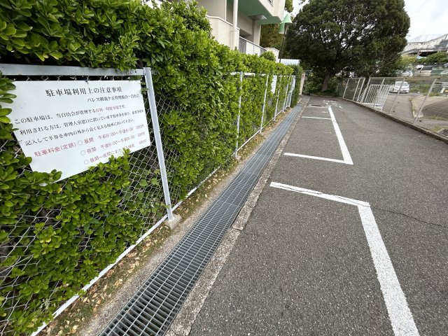 パレス朝霧ケ丘の駐車場