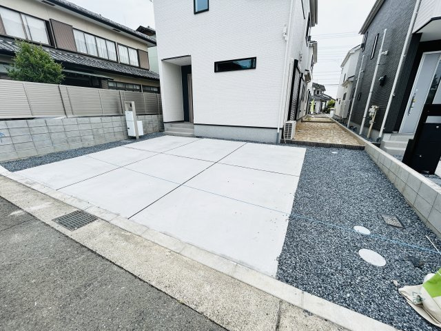 新築　前橋市南町二丁目24-1期　LINAGE　1号棟の駐車場|現地写真　駐車スペースは建物西側に並列3台分可能です！
