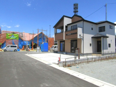 【前面道路含む現地写真】 | ブルーミングガーデン甲府市中小河原町　1号棟 | 前面道路含む現地写真です