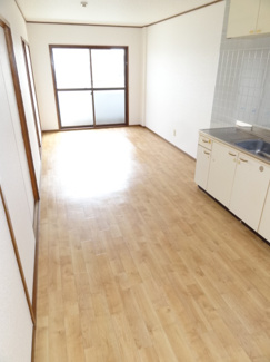 【居間・リビング】 | パルティールマンション | 明るいＬＤＫ10.5帖！