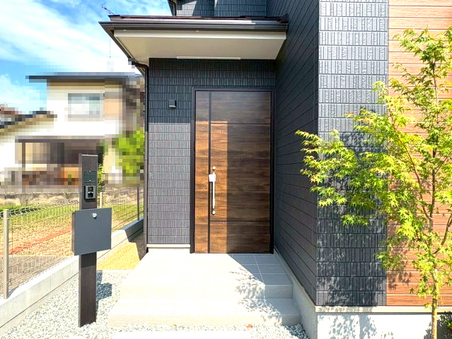 三木市志染町西自由が丘２丁目の玄関