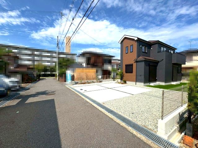 三木市志染町西自由が丘２丁目の前面道路含む現地写真