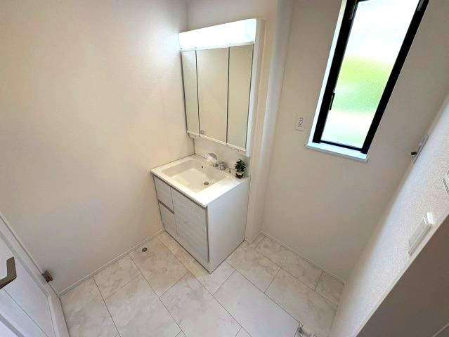 三木市志染町西自由が丘２丁目の独立洗面台