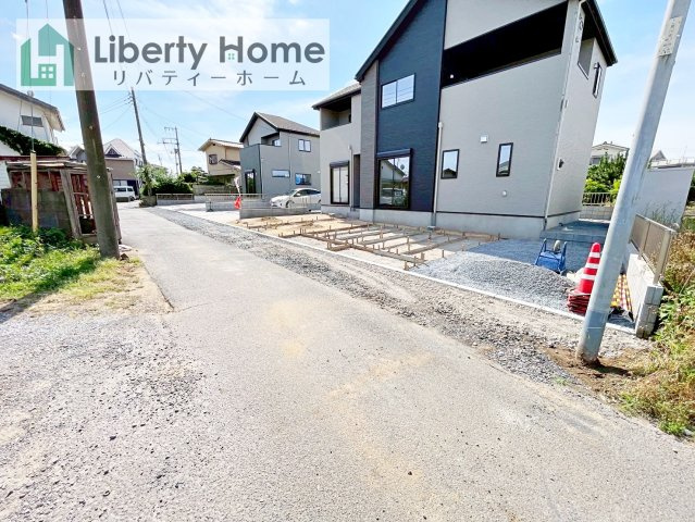 水戸市見川21期　新築戸建　3号棟の前面道路含む現地写真