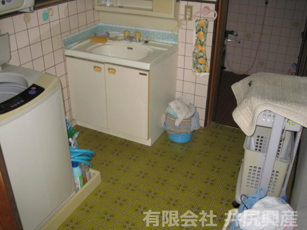 紀の川市長田中 中古戸建の独立洗面台