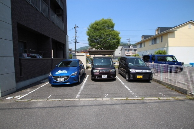 ＣＤ　ｃｒｙｓｔａｌ　Ⅰの駐車場