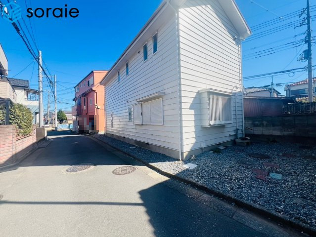 川越市砂新田1丁目　中古戸建の前面道路含む現地写真