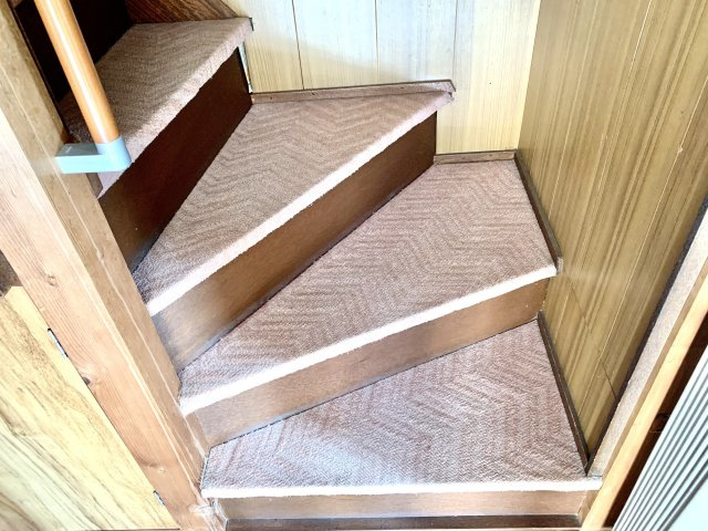 売中古戸建　静岡市区羽鳥6丁目のその他|２Fへ続く階段です