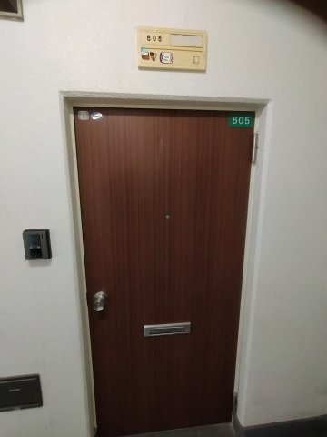 労住協第21ビル　西宝町ニューマンションの玄関