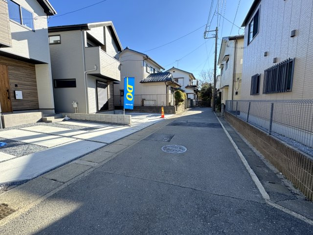 松戸市和名ヶ谷新築戸建【河原塚小学校：7分】の前面道路含む現地写真|南側前面道路