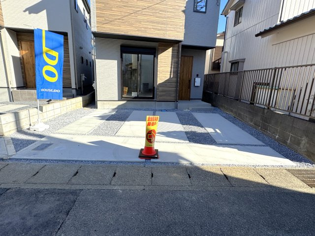 松戸市和名ヶ谷新築戸建【河原塚小学校：7分】の駐車場|1号棟駐車スペース・並列2台駐車可
