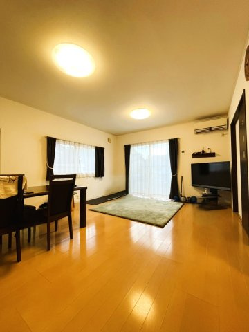 安城市古井町中本神　中古戸建の居間・リビング|広々18帖のLDKです