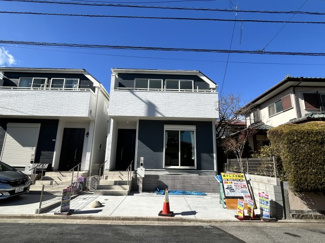 【外観】 | お散歩やジョギング、週末のご家族での遊びに最適です！目の前に広がる開放感とゆとり、暮らしの夢を育む理想の住まいがここにはあります！！お子様もきっと素直に成長してくれるはずです！ホッと生活できそう！