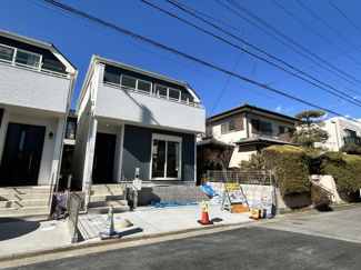 【前面道路含む現地写真】 | 会話が弾むリビング、料理が愉しくなるキッチン、明日への活力を養うベッドルーム。家はただ生活する場ではなく、暮らしを愉しく、快適にする場所。四季を通じて自然と触れ合えるスポットが周辺には盛りだくさん！！