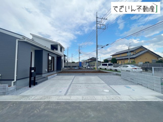 【前面道路含む現地写真】 | ≪10号棟≫駐車並列３台可能(車種による)な駐車スペースがあります。
現地(2025年4月撮影)