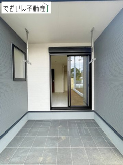 【外観】 | ≪10号棟≫急な雨でも洗濯物が濡れにくく安心です。
現地(2025年4月撮影)