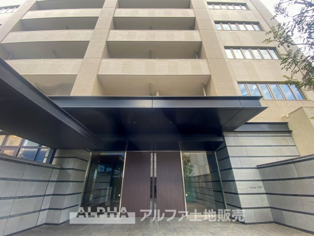 Brillia Tower八王子の外観|重厚感のあるエントランスが魅力のマンション。安心のオートロック付きで、防犯面にも配慮されています。落ち着いたデザインと共用空間が、快適な暮らしを演出します。