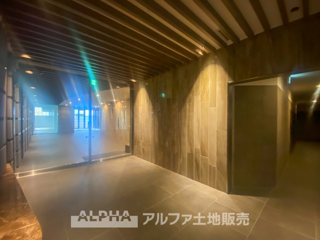 Brillia Tower八王子のエントランス|落ち着いた雰囲気のエントランスホール。間接照明がやさしく空間を演出し、帰宅時に心地よい安心感を与えてくれます。