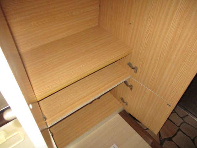 収納には便利な棚があります