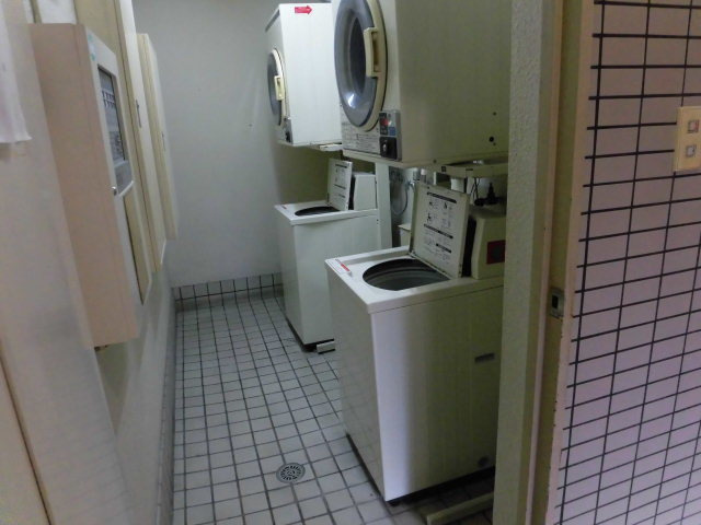 マンション下にコインランドリーもあります