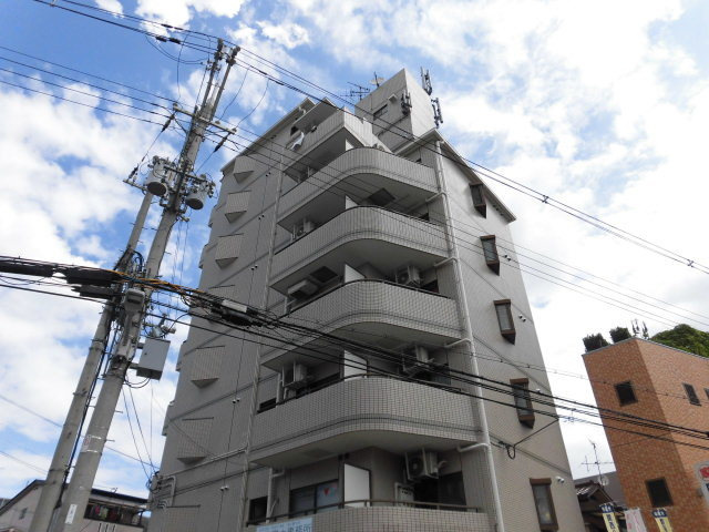 タイル貼りのきれいな外観です