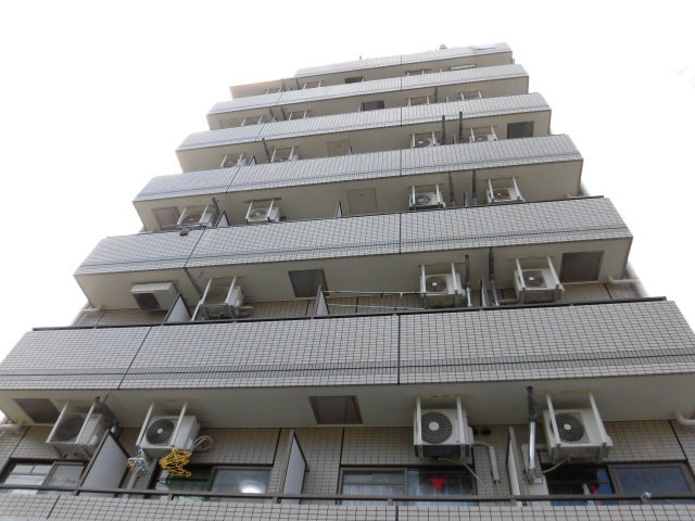 タイル貼りのきれいな外観です