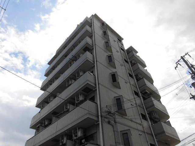 タイル貼りのきれいな外観です