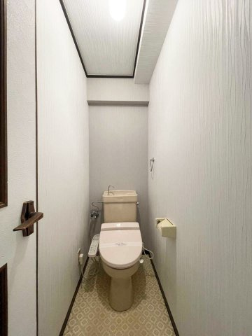 グランドハイツ中原東のトイレ|トレイはウォシュレット付き♪♪壁紙もおしゃれです。