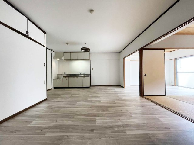 グランドハイツ中原東の居間・リビング|広々としたリビングは和室を開放すれば２６帖にもなります。