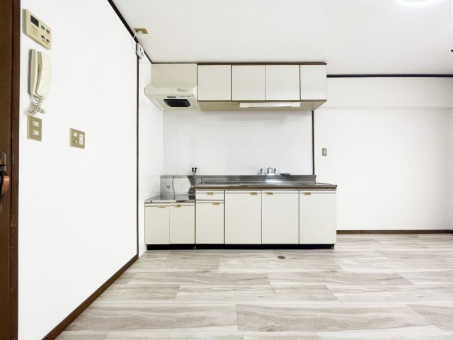 グランドハイツ中原東のキッチン|キッチン幅は２.２８ｍあります。このままでも広いですが作業棚を増やすスペースも十分♪♪