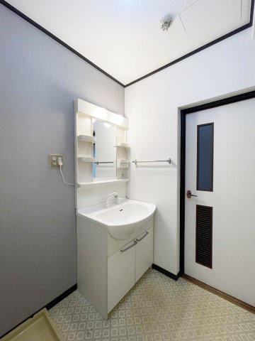 グランドハイツ中原東の独立洗面台|洗面室にはシャンプードレッサーと洗濯パンがあります。