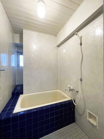 グランドハイツ中原東の浴室|バスパネルは新品に交換済みなのでとてもきれいです。