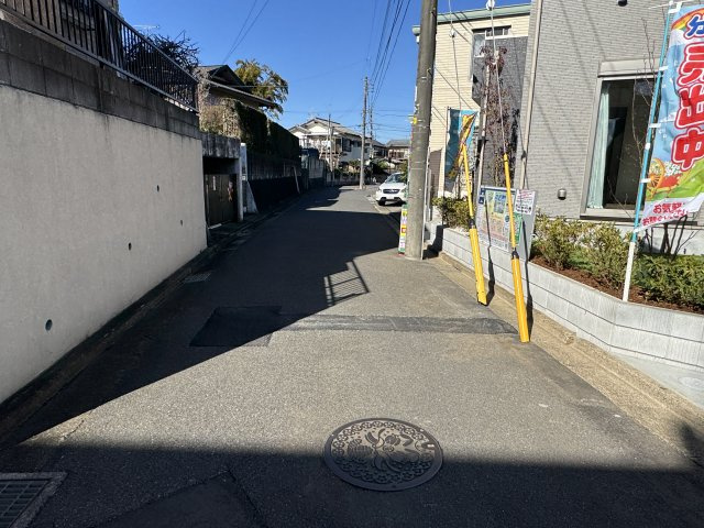 柏市酒井根２丁目新築戸建【酒井根小学校：10分】の前面道路含む現地写真|南西側前面道路