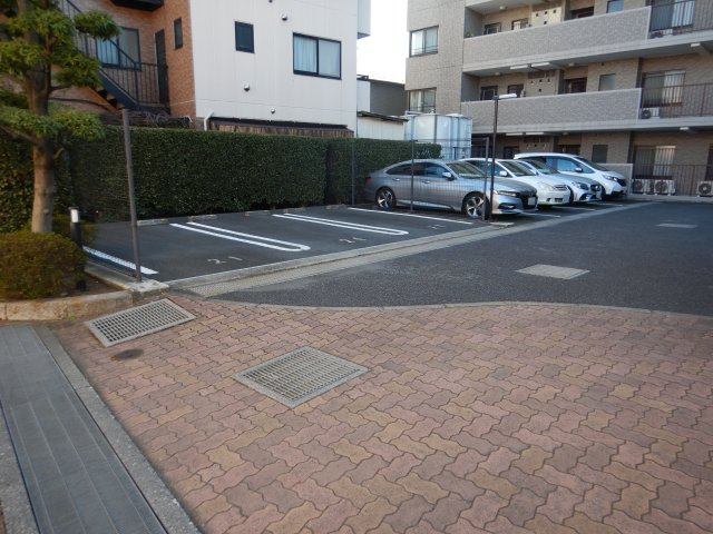 クレアセトル北赤羽の駐車場