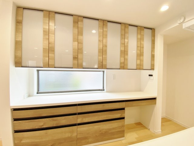 板橋区南町 全2棟 A号棟のキッチン|カップボード完備という魅力的なキッチン設備♪
食器類や調理器具の収納に重宝し、キッチン周りがスッキリと片付きます(A号棟)