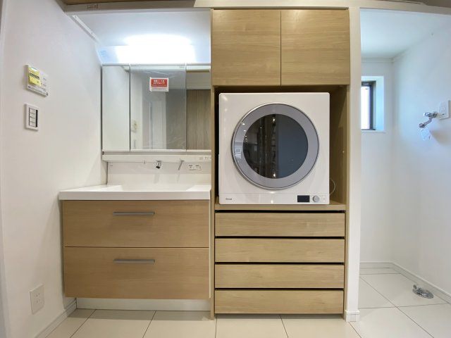 板橋区南町 全2棟 A号棟の独立洗面台|使いやすい三面鏡の中やベースキャビネットにはたっぷり収納できます
ガス衣類乾燥機【乾太くん】完備です(A号棟)