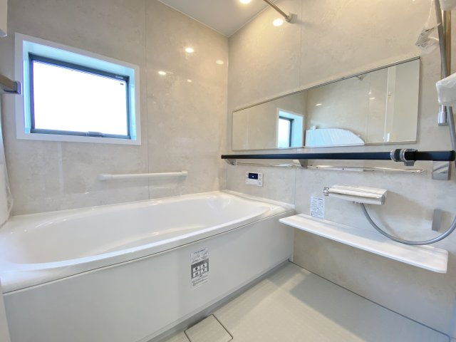 板橋区南町 全2棟 A号棟の浴室|一坪タイプの浴室は雨の日のお洗濯や寒い冬場の入浴に便利な浴室換気乾燥機付きです(A号棟)