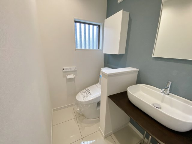 板橋区南町 全2棟 A号棟のトイレ|トイレは3ヶ所設置、換気用小窓もあり、明るく清潔な空間です 
2階トイレは手洗いカウンター付きです(A号棟)