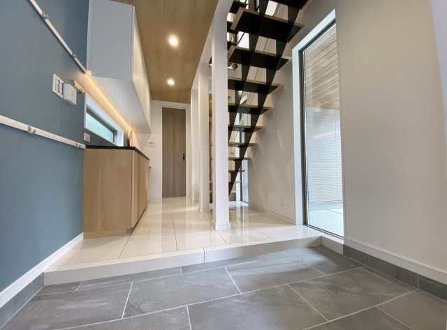 板橋区南町 全2棟 A号棟の玄関|家の顔でもある玄関には広々ホールを設け開放的な空間を演出(A号棟)