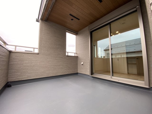 板橋区南町 全2棟 A号棟のバルコニー|日当り良好な南向きワイドバルコニー(A号棟)