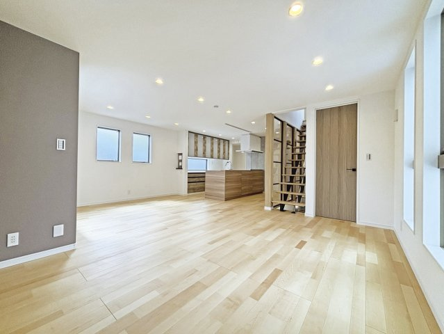 板橋区南町 全2棟 A号棟の居間・リビング|家族の集うLDKは23.7帖のプレミアムな空間　三面開口により光と風を感じる心地よい団欒の場です(A号棟)