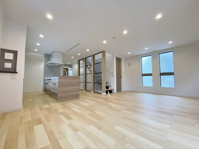 板橋区南町 全2棟 A号棟の居間・リビング|家族の集うLDKは23.7帖のプレミアムな空間　三面開口により光と風を感じる心地よい団欒の場です(A号棟)